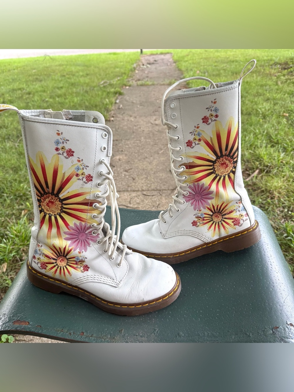 Dr Martens Flower Burst White 14 Eye Boots Women’s 9 ( 41 ) - Has Dings